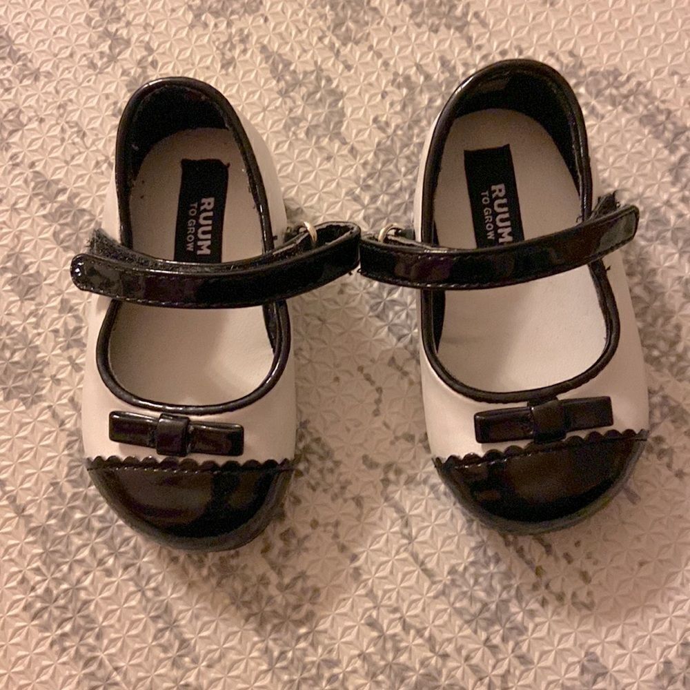 Ruum to Grow Baby Girl Dress Shoes || size 3